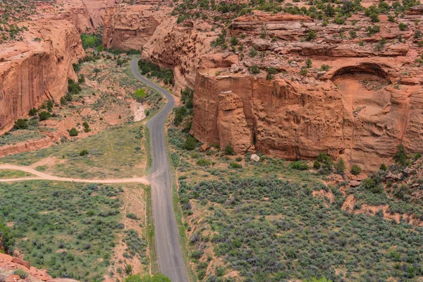 キャニオンとユタ州南部のメサ国で舗装された高速道路 ロイヤリティフリーのストック画像