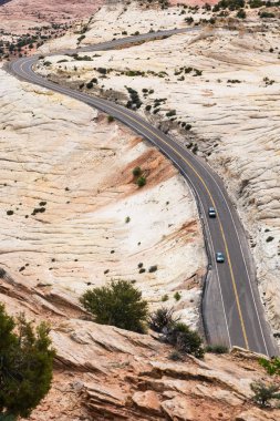 Güney Utah bir kayalık çöl otobanda araba