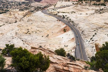 Güney Utah bir kayalık çöl otobanda araba