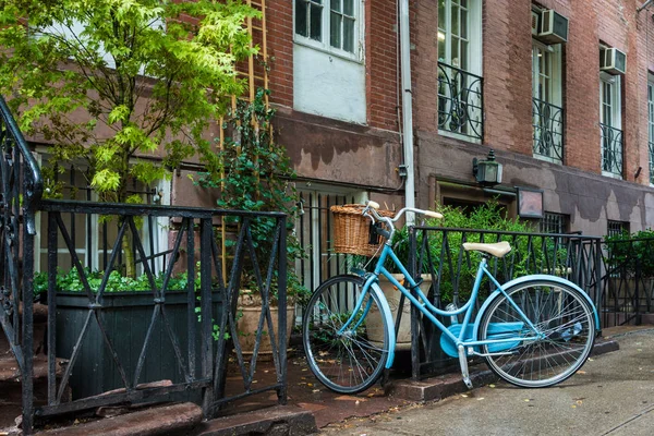Old bicycle locked on the street in New York City — Stock Photo, Image