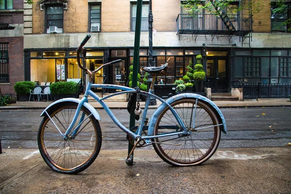 Bicicleta vieja bloqueada en la calle en Nueva York —  Fotos de Stock