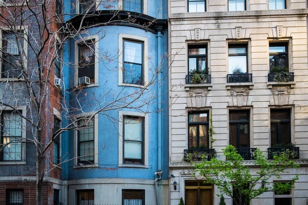 Edifício de apartamentos azul em Nova York — Fotografia de Stock