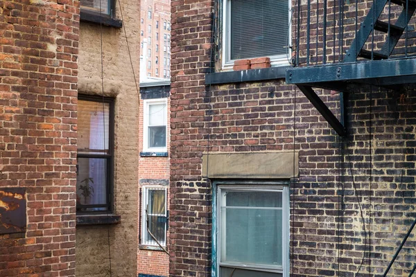 Warunki życia zatłoczone w New York City apartments — Zdjęcie stockowe