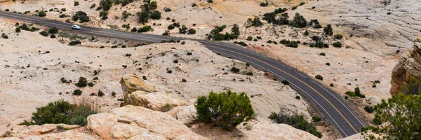 Car on a rocky desert highway in southern Utah — Stock Photo, Image
