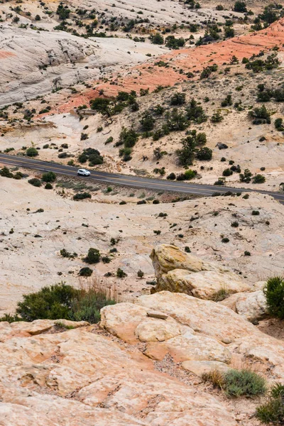 Auto su un'autostrada rocciosa del deserto nel sud dello Utah — Foto Stock