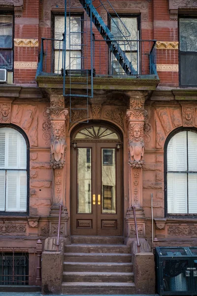 Budynki mieszkalne z czerwonej cegły, w Nowym Jorku Obrazek Stockowy
