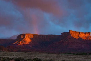 Gökkuşağının üstünde kırmızı rock Mesa Utah fırtına ve gün batımı sırasında