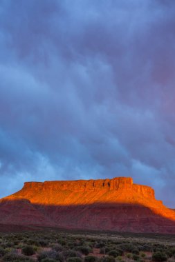 Gün batımında dramatik fırtına Güney Utah Kanyon ülkede