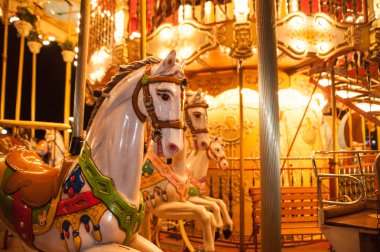 Paris, Fransa 'da ahşap at ile eski Carousel