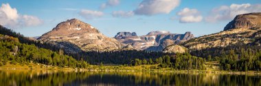 Ada göl kenarında Montana'da Beartooth Pass