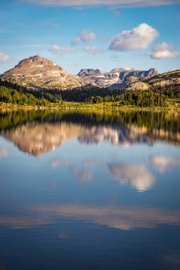 Ada göl kenarında Montana'da Beartooth Pass