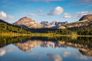 Ada göl kenarında Montana'da Beartooth Pass