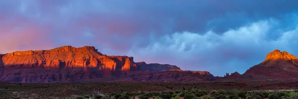 Dramatické bouře při západu slunce v kaňonu země jižního Utahu — Stock fotografie