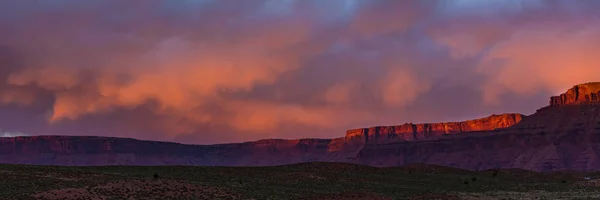 Dramatyczne burza o zachodzie słońca w kraju Canyon południowej Utah — Zdjęcie stockowe