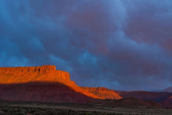 Dramatischer Sturm bei Sonnenuntergang im Canyon-Land im Süden Utahs — Stockfoto