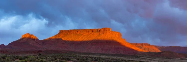 Dramatischer Sturm bei Sonnenuntergang im Canyon-Land im Süden Utahs — Stockfoto