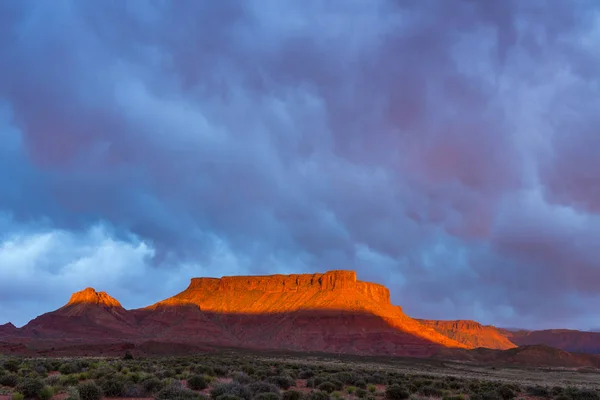 Δραματική θύελλα στο ηλιοβασίλεμα στο φαράγγι της χώρας της Νότιας Utah — Φωτογραφία Αρχείου