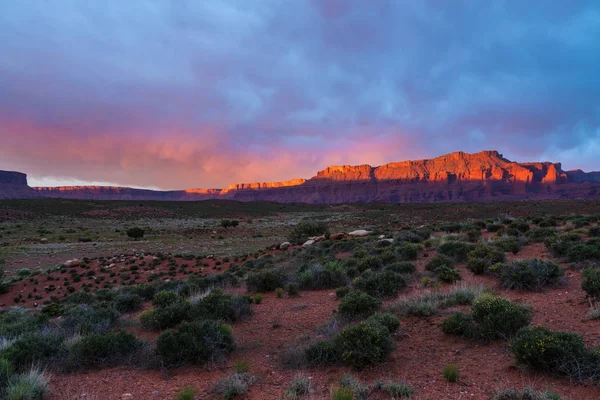 Tempête dramatique au coucher du soleil dans le pays de Canyon dans le sud de l'Utah — Photo