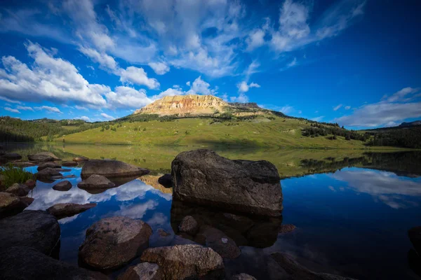 Alba sul lago con Orso a Butte sullo sfondo, Montana — Foto Stock