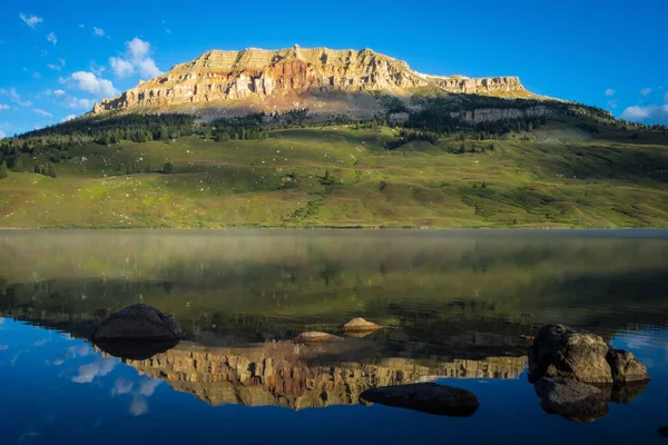 Zonsopgang op lake met beer aan Butte in de achtergrond, Montana — Stockfoto