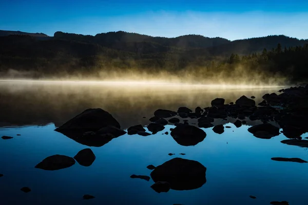 Niebla de la mañana brillante blanco en un lago —  Fotos de Stock