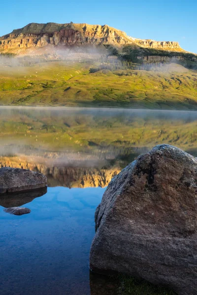 背景には、モンタナ州のビュートにクマと湖の日の出 — ストック写真