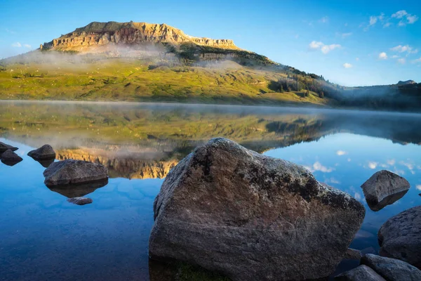 Nascer do sol no lago com urso para Butte no fundo, Montana — Fotografia de Stock