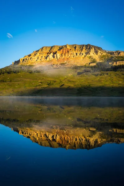 Nascer do sol no lago com urso para Butte no fundo, Montana — Fotografia de Stock