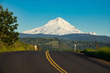 Mount Hood Doğu tarafı Oregon bir otoyol üzerinde yükselen