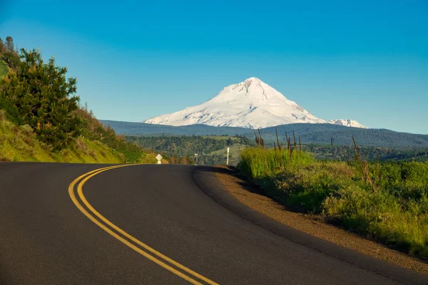 Hood Vuoren Itäpuoli Nousee Oregonin Moottoritien Yläpuolelle — kuvapankkivalokuva