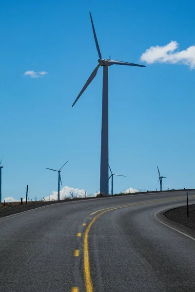 風力タービンと東部オレゴン州の舗装された高速道路 — ストック写真