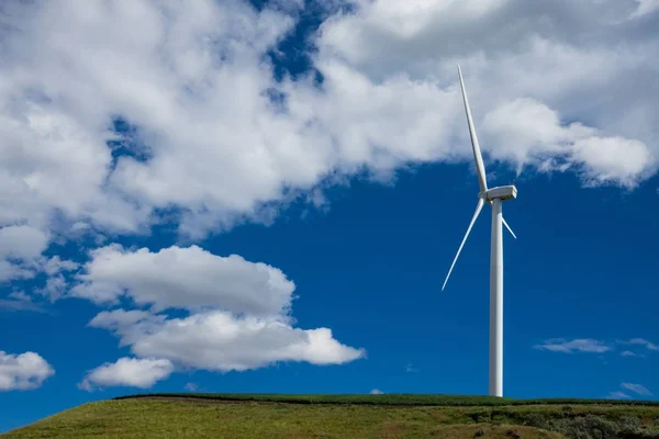 Single White Wind Turbine Rising Blue Sky — Stock Photo, Image