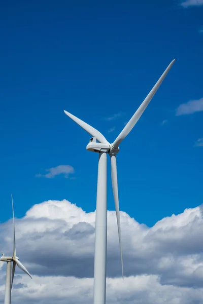 Enkele Witte Windturbine Stijgt Een Blauwe Hemel — Stockfoto