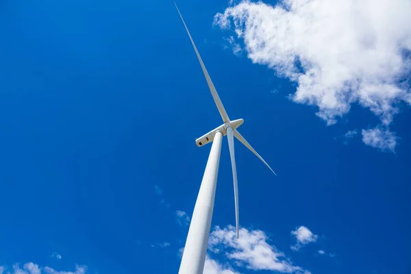Single White Wind Turbine Rising Blue Sky — Stock Photo, Image