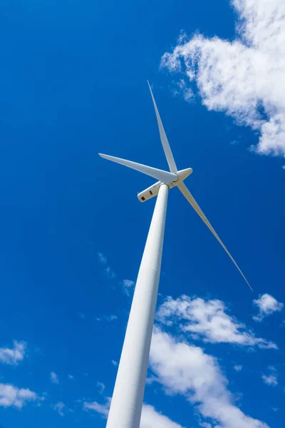 Enkele Witte Windturbine Stijgt Een Blauwe Hemel — Stockfoto