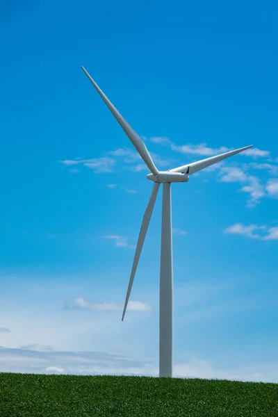 Enkele Witte Windturbine Stijgt Een Blauwe Hemel — Stockfoto