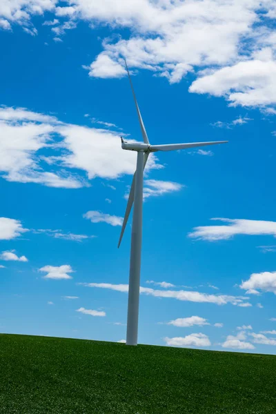 Uma Única Turbina Eólica Branca Subindo Céu Azul — Fotografia de Stock