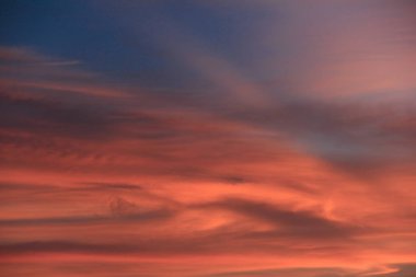 parlak turuncu günbatımı gökyüzü