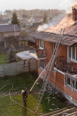 İtfaiyeciler bir raging kavga ile büyük alevler timbe yanan ateş