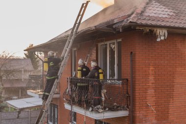 İtfaiyeciler bir raging kavga ile büyük alevler timbe yanan ateş
