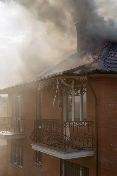 İtfaiyeciler bir raging kavga ile büyük alevler timbe yanan ateş