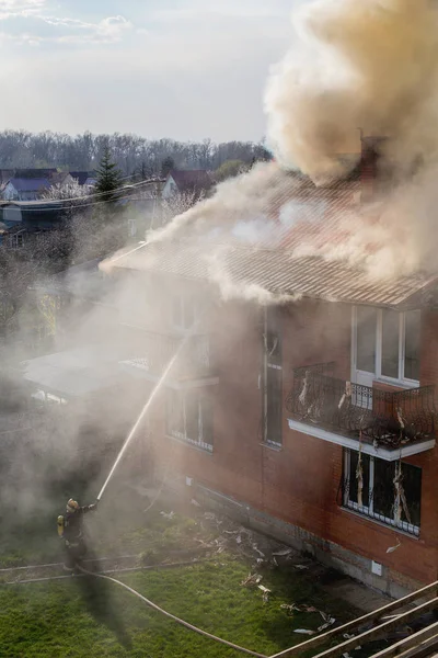 İtfaiyeciler bir raging kavga ile büyük alevler timbe yanan ateş