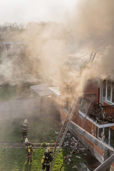 İtfaiyeciler bir raging kavga ile büyük alevler timbe yanan ateş