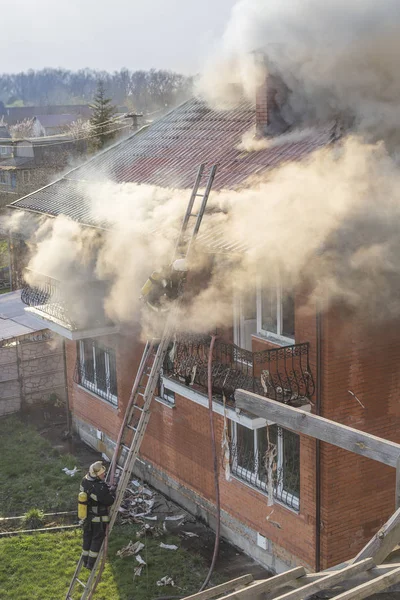 İtfaiyeciler bir raging kavga ile büyük alevler timbe yanan ateş