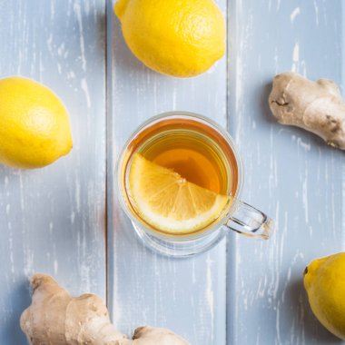 Ahşap arka plan üzerinde limonlu zencefil çay.