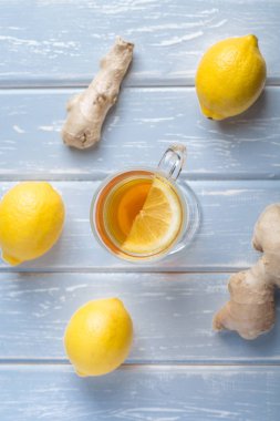 Ahşap arka plan üzerinde limonlu zencefil çay.
