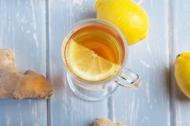 Ahşap arka plan üzerinde limonlu zencefil çay.