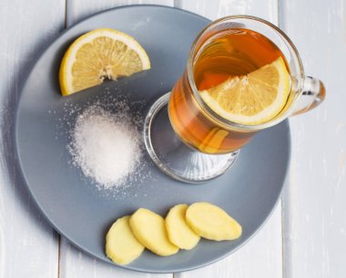 Ahşap arka plan üzerinde limonlu zencefil çay.