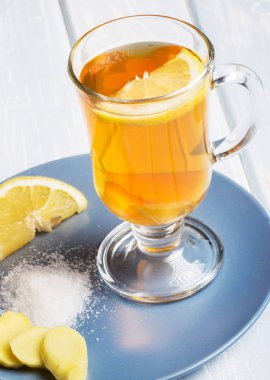 Ahşap arka plan üzerinde limonlu zencefil çay.