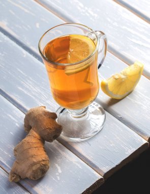 Ahşap arka plan üzerinde limonlu zencefil çay.